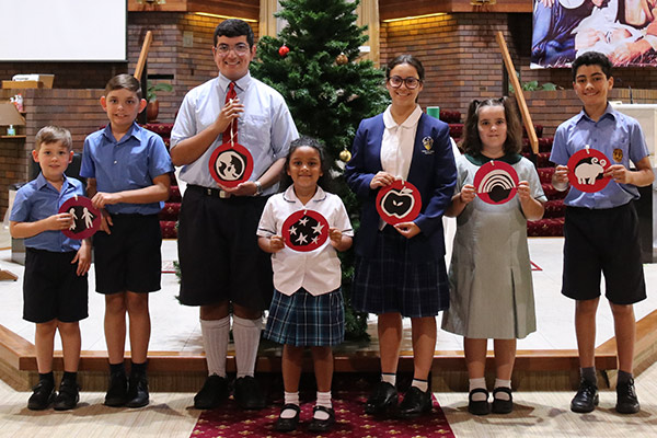 jtreekids Kids holding Jesse Tree symbols