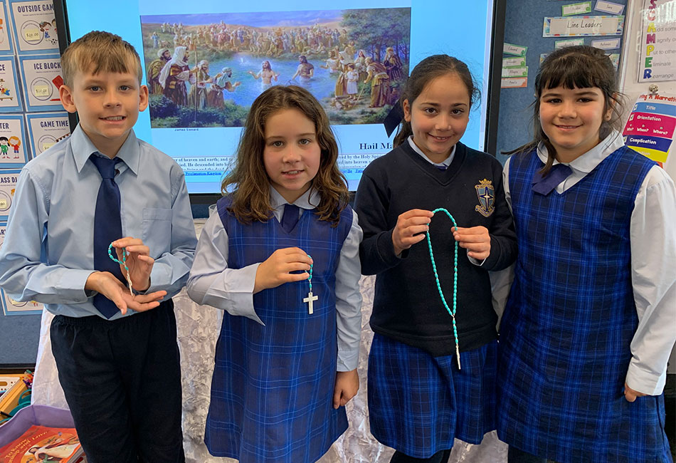STCHWav St Charles Waverley Students holding Rosary beads
