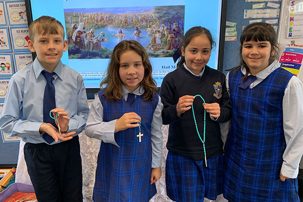 mary_main St Charles Waverley Students holding Rosary beads