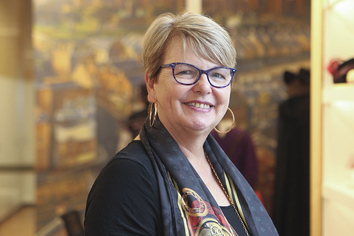 Sharon Seymour Sharon Seymour reviews books for the Children's Book Council of Australia.